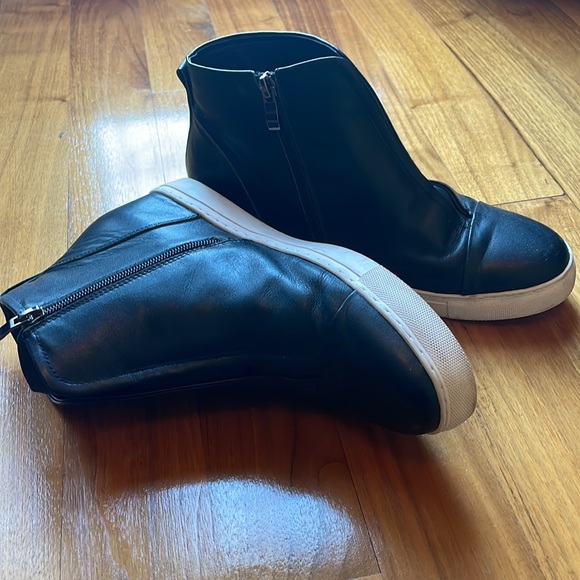 Simple black and white ankle bootie with inside zipper - Picture 4 of 5